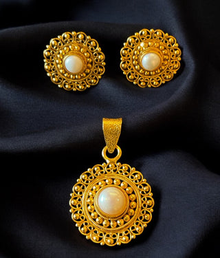 The Yuktvaa Silver Pendant Set (Pearl)