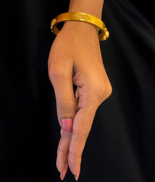 The Mrinalini Silver Antique Openable Pearl Bracelet-Single (Size/2.2/2.4/2.6/2.8)