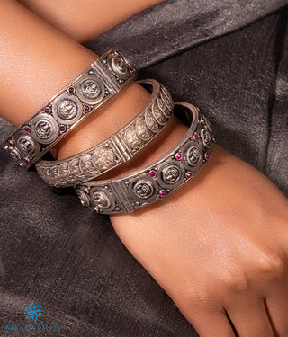 The Aryahi Silver Lakshmi Coin Openable Kada Bracelet-Single(Oxidised/Size 2.2/2.4/2.6/2.8)
