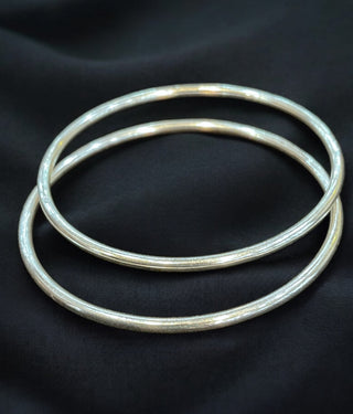 The Ujjal Plain Silver Bangle (Single/Size 2.2/2.4/2.6/2.8)