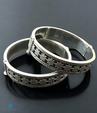 The Manikya Silver Antique Openable Bracelet-Single (Oxidised/Size 2.2/2.4/2.6/2.8)