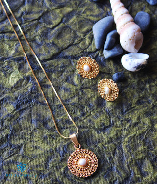 The Yuktvaa Silver Pendant Set (Pearl)